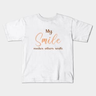 My smile makes others smile Kids T-Shirt